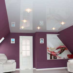 Глянцевые потолки в квартиру